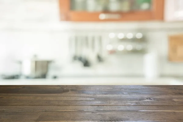 Fondo borroso. Cocina moderna con mesa y espacio para usted . — Foto de Stock