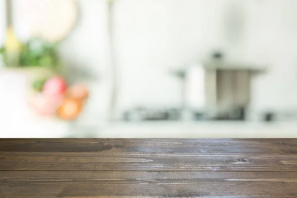 Verschwommener Hintergrund. moderne Küche mit Tisch und Platz für Sie. — Stockfoto