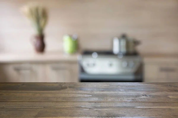 Latar belakang kabur. Dapur modern dengan meja dan ruang untuk Anda . — Stok Foto