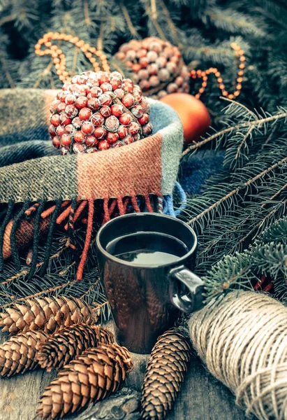 Чашка горячего чая на деревенском деревянном столе. Натюрморт из конусов, бечевок, еловых ветвей. Подготовка к Рождеству . — стоковое фото