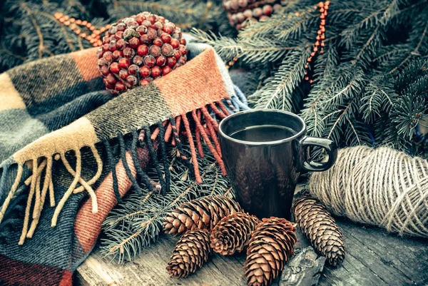 Чашка горячего чая на деревенском деревянном столе. Натюрморт из конусов, ель. Подготовка к Рождеству . — стоковое фото