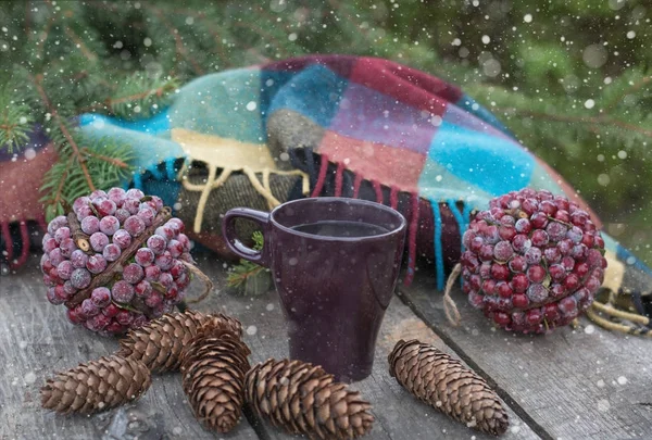 Cup of hot tea on a rustic wooden table. Still life of cones, patskthread, fir branches. — Stock Photo, Image