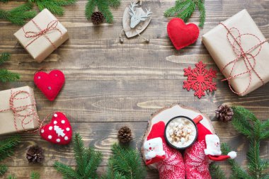 Giftbox, geyik, kırmızı topları, koni ve dekor kopya alanı ile ahşap tahta üzerinde Noel kompozisyonu. 