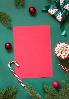 Christmas kırmızı mektup Noel Baba ya da dilek listesi veya advent etkinliklerinizi yeşil için boş bırakın. Üstten Görünüm.