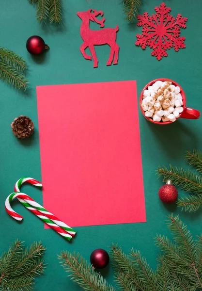 Natale bianco rosso per la lettera a Babbo Natale o la vostra wishlist o attività di avvento sul verde. Vista dall'alto . — Foto Stock