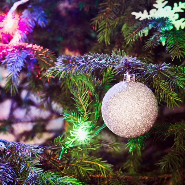 银色圣诞球圣诞树上。绘制的雪。在室内。关闭. — 图库照片