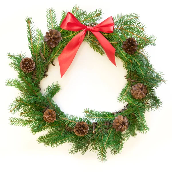 Corona natural fresca de Navidad de rama de abeto con lazo rojo sobre fondo blanco. Imagen cuadrada . — Foto de Stock