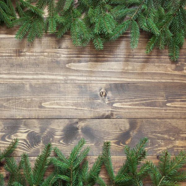 Weihnachten oder Neujahr Dekoration Hintergrund. Tannenzweige auf Holzgrund mit Kopierraum. Muster. — Stockfoto