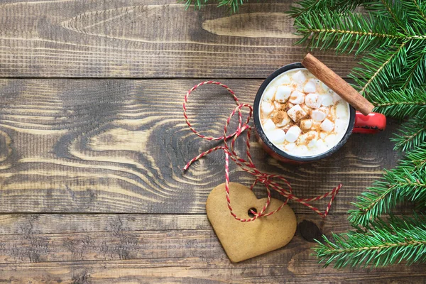 Chocolate caliente de Navidad con malvaviscos, galletas y canela en el fondo de madera. Vista superior y espacio de copia . —  Fotos de Stock