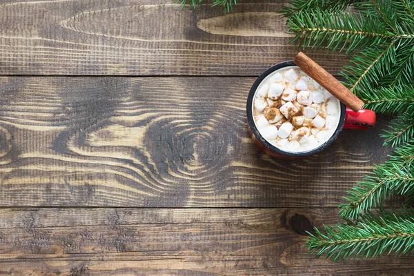 Boże Narodzenie gorąca czekolada z pianki i cynamon na podłoże drewniane. Wyświetlać i kopiować przestrzeń. — Zdjęcie stockowe