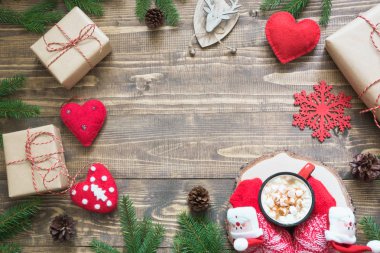 Giftbox, geyik, kırmızı Kalpler ve dekor kopya alanı ile ahşap tahta üzerinde Noel kompozisyonu. Üstten Görünüm.