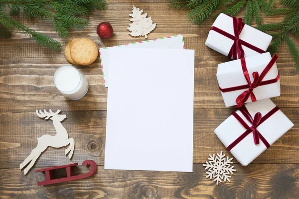Kerst lege lege brief voor de kerstman met decor. Bovenaanzicht en ruimte voor uw tekst. Plat leggen. — Stockfoto