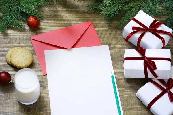 Lettera bianca di Natale per Babbo Natale con latte, biscotti. Copia spazio per il testo . — Foto Stock
