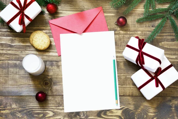 Natale lettera vuota vuota per Babbo Natale con latte, biscotti. Vista dall'alto e spazio per il testo . — Foto Stock