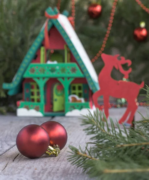 Casa de juguete con decoración de Navidad en frente. Fondo y decoraciones navideñas . — Foto de Stock