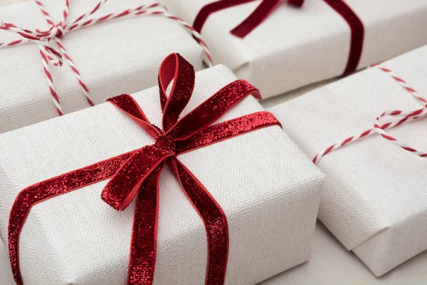크리스마스 선물 상자 공예 종이 대리석 표면에 장식 붉은 밧줄 리본에 싸여 있다. 아이소메트릭. 클로즈업. — 스톡 사진