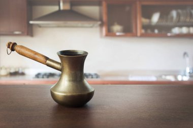 Görüntü için arka plan ya da kahve ürün montaj ahşap masa üstü ve modern mutfak üzerinde Vintage bakır cezve.