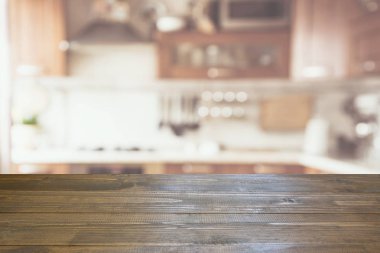 Bulanık arka plan. Modern mutfak masa ve alan.