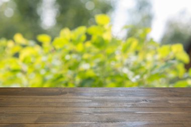 Doğal bokeh Model arka plan ile ahşap boş tahta için ürün görüntüleme.