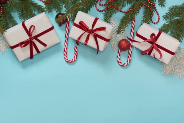 クリスマスの創造的なギフト ボックスは、赤いリボン、青で構成したパック紙でラップ。フラットが横たわっていた。平面図です。創造的な趣味. — ストック写真