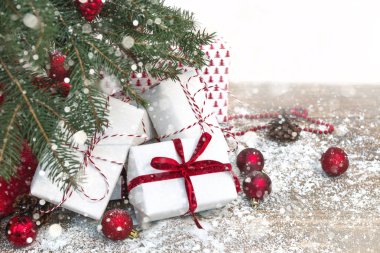 Noel tatil arka plan. Hediyeler Noel ağacının altında. Uzay kopyalayın. Çizilmiş kar etkisi.