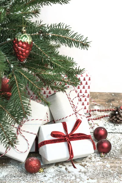 Noël fond de vacances. Cadeaux sous l'arbre de Noël . — Photo