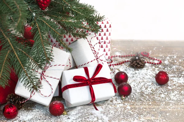 Noël fond de vacances. Cadeaux sous l'arbre de Noël. Espace de copie . — Photo