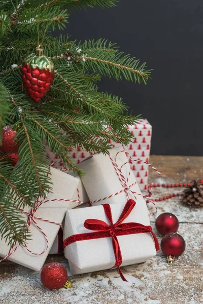 Fondo de vacaciones de Navidad. Regalos bajo el árbol de Navidad . — Foto de Stock