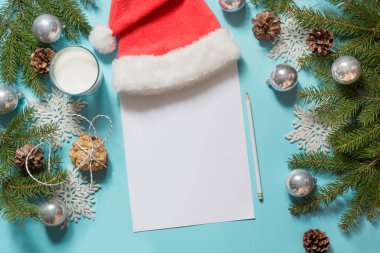 Noel boş boş mektup Noel Baba için süt, kurabiye. Üstten Görünüm ve metin için yer. Düz yatıyordu.