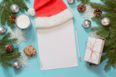 Noel boş boş mektup Noel Baba için süt, kurabiye. En iyi görünüm ve uzay için senin. Düz yatıyordu. Üstten Görünüm.