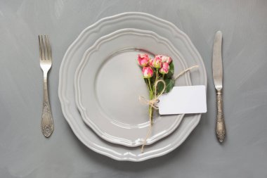 Çiçek, vintage dishware, gümüş ve gri süslemeleri ile festival Tablo ayarı. Üstten Görünüm. Kavramı.