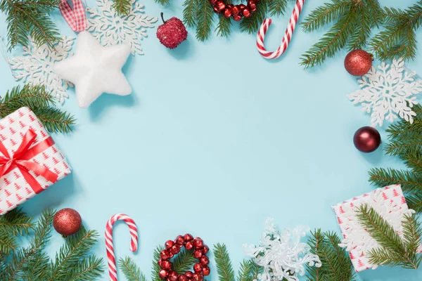 Borde creativo de Navidad con copos de nieve blancos y ramas en azul Flat lay. Vista superior. Copiar espacio. Nieve dibujada . — Foto de Stock