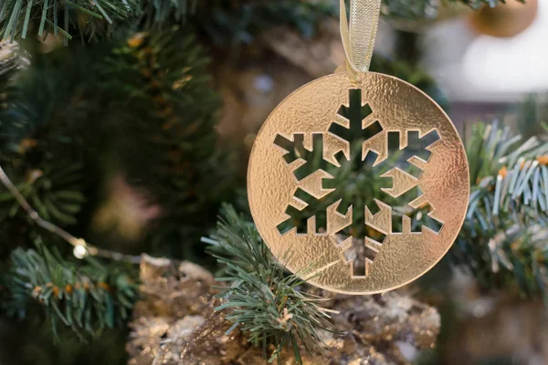 Detalhe Árvore de Natal com brinquedo dourado com espaço de cópia em fundo bokeh borrado em interiores. Fechar . — Fotografia de Stock