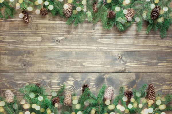 Vánoční dekorace složení větve stromů jedle na dřevěné pozadí s kopie prostoru. Pohled shora. — Stock fotografie