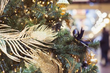 Altın dekor ve kopya alanı alışveriş merkezinde bulanık bokeh arka plan üzerinde ışıklarla ile Noel ağacı. Yakın çekim. Soyut Xmas desen.