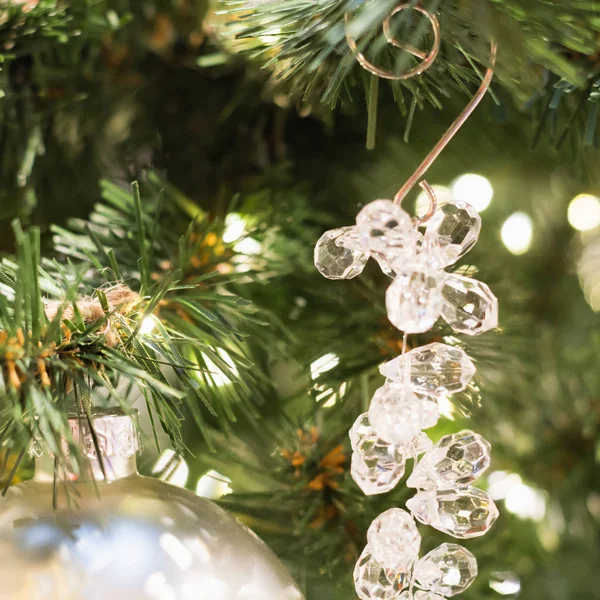 Julgran med holiday hänge, glas och lampor. Närbild. Xmas card. — Stockfoto