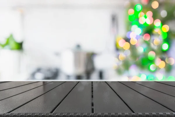 Vánoční pozadí stolu s vánoční strom v kuchyni rozostřený. Pozadí pro zobrazení vašich výrobků. — Stock fotografie