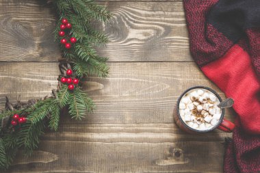 Noel çelenk, kareli pleid, ahşap tahta üzerinde kahve bileşimi. Düz yatıyordu. Üstten Görünüm.