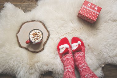Kahve içmek ve bir hediye açmak sıcak Noel çorap örme kadın ister. Üstten Görünüm.