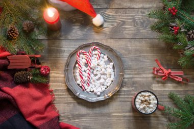 Noel şekerleme, fincan kahve, çelenk, ahşap tahta üzerinde kareli pleid ile plaka bileşimi. Düz yatıyordu. Üstten Görünüm. Kopya alanı.