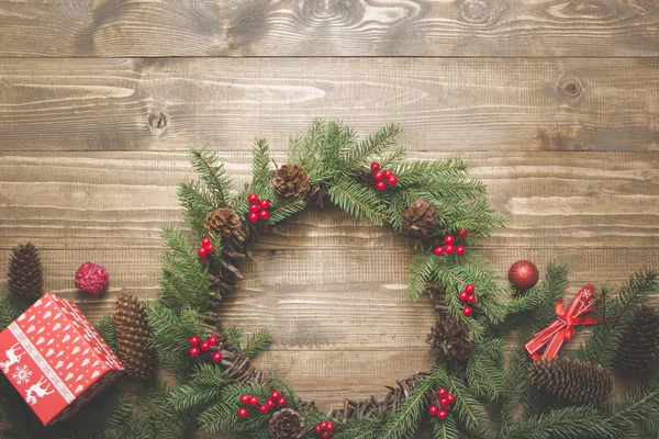 Karácsonyi koszorú, az ajándékok és a vintage dekoráció fából készült táblán összetétele. Lapos feküdt. Felülnézet. Másolja a hely. Banner. — Stock Fotó