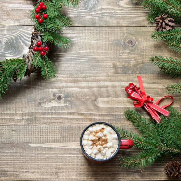 Composición navideña de guirnalda, chocolate caliente sobre tabla de madera. Acostado. Vista superior. Copiar espacio . —  Fotos de Stock