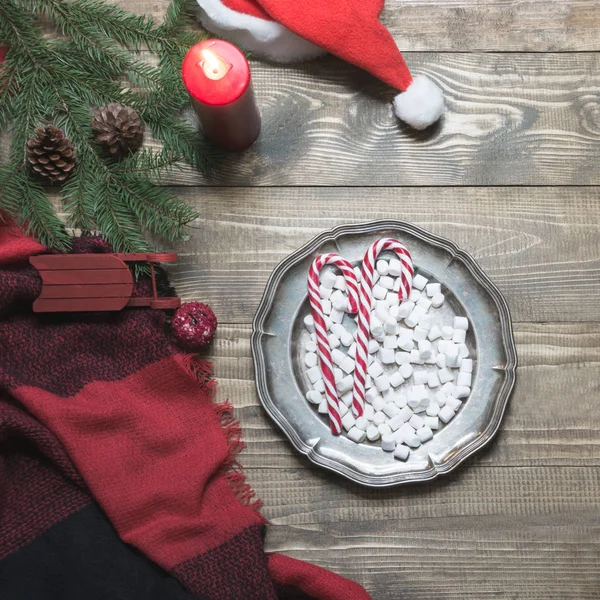 Noel çelenk, kareli pleid, ahşap tahta üzerinde kahve bileşimi. Düz yatıyordu. Üstten Görünüm. Uzay kopyalayın. Çikolata.