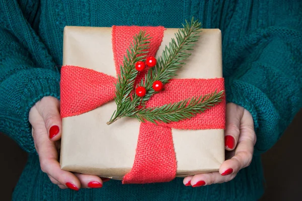 Cadeau de Noël féminin en papier artisanal avec ruban de toile de jute rouge avec décor. Cadeaux de Noël. Ferme là. Joyeux Noël. Jour de boxe . — Photo