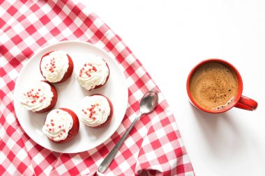 Sabah kahvaltı fincan sade kahve ve beş kırmızı kadife ile üzerine beyaz krep. Üstten Görünüm.