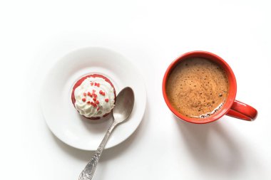 Beyaz üzerine siyah kahve ve kırmızı kadife cupcake fincan ile sabah kahvaltı. Üstten Görünüm.