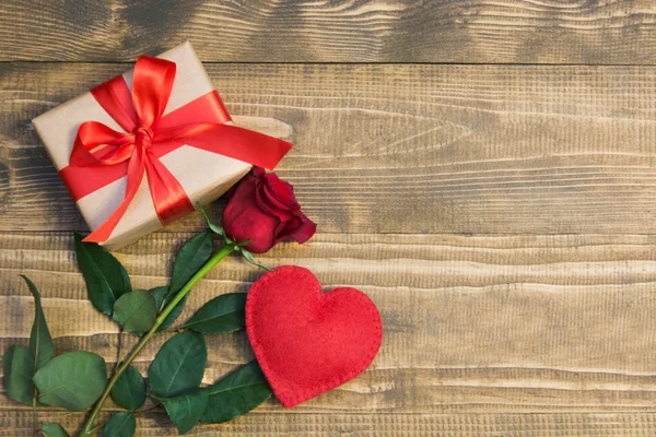 Fondo del día de San Valentín con regalo de amor, rosas rojas y formas del corazón. Vista desde arriba. Copiar espacio. Puesta plana . — Foto de Stock