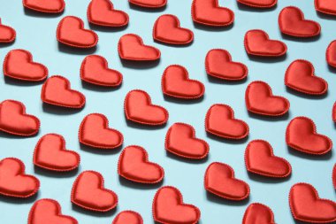 Mavi kırmızı kalplerin desen yaptı. Kalp izometrik tarzı. Sevgililer kartı.