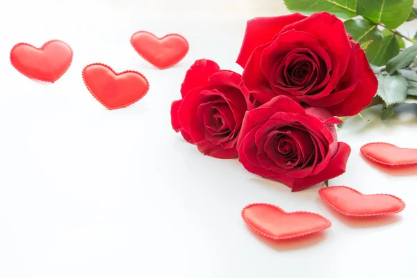 Bouquet of roses and hearts on white. Valentines card. — Stock Photo, Image