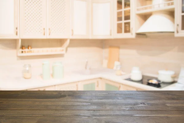 Fondo borroso. Mesa de madera vacía y cocina moderna desenfocada para mostrar o montar sus productos . —  Fotos de Stock